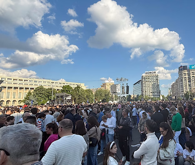 „România în Lumină” – Mii de oameni în Piața Victoriei alături de Nicușor Dan, pentru democrație, educație și unitate
