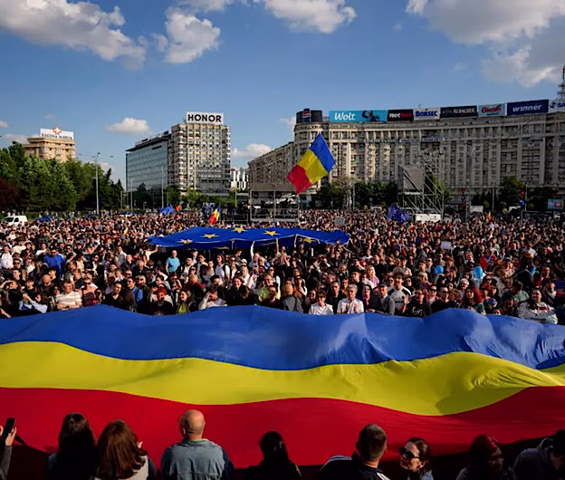 „România în lumină” – Mii de oameni în Piața Victoriei pentru a susține candidatura lui Nicușor Dan