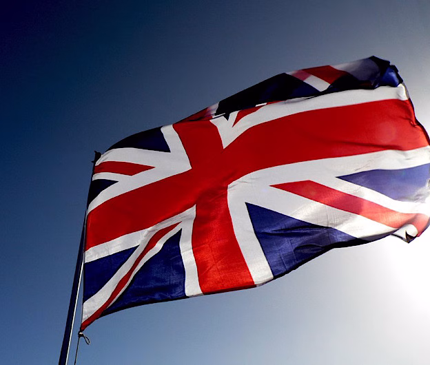 Marea Britanie restricționează accesul imigranților fără studii superioare pe piața muncii.