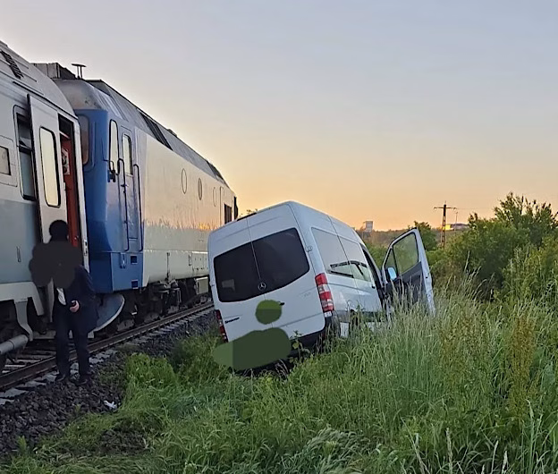 Accident la Pitești: Un microbuz cu 11 persoane, lovit de un tren la o trecere la nivel cu calea ferată