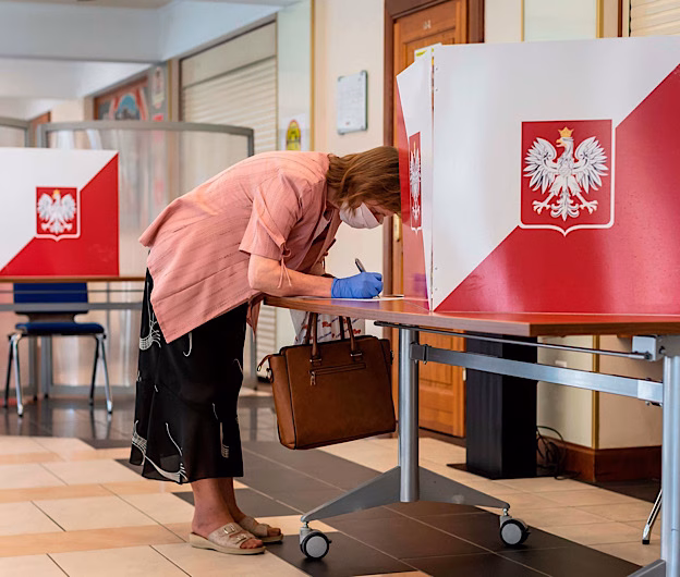 Polonia votează într-un scrutin prezidențial crucial: Trzaskowski și Nawrocki, umăr la umăr în lupta pentru viitorul țării