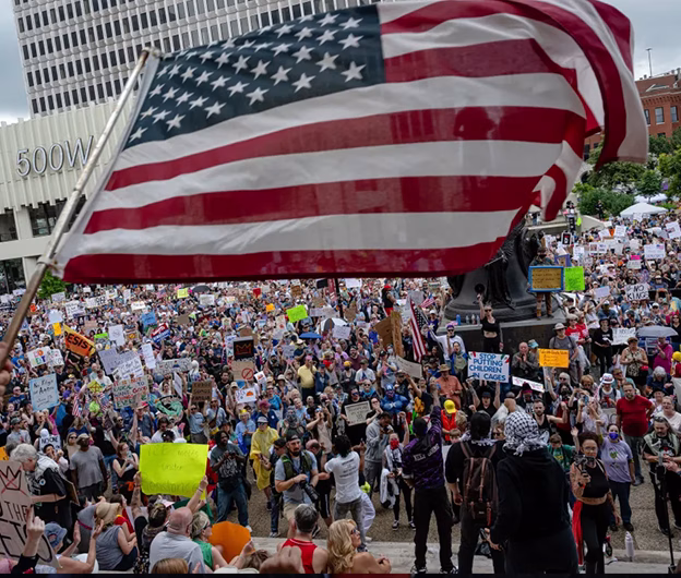 Proteste masive „No Kings” în SUA, în ziua aniversării lui Donald Trump: incidente în mai multe orașe