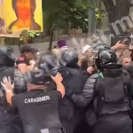Tensiuni la Chișinău între participanții la Marșul Ortodox și forțele de ordine: un copil a fost pus în pericol în altercațiile cu poliția