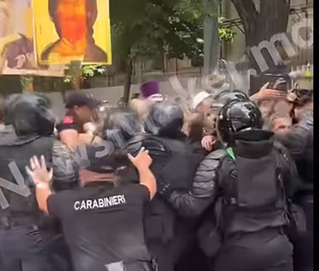 Tensiuni la Chișinău între participanții la Marșul Ortodox și forțele de ordine: un copil a fost pus în pericol în altercațiile cu poliția