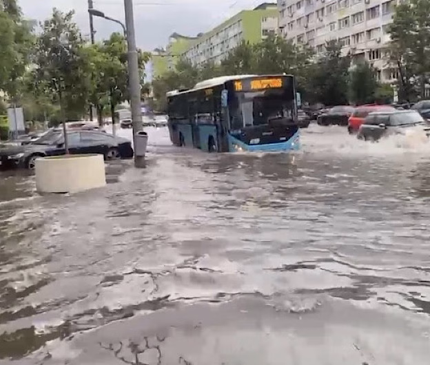 Furtună puternică în Capitală: zboruri întârziate și intervenții ISU în zeci de puncte din București și Ilfov