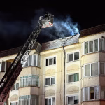 Incendiu la acoperișul unui bloc din Făgăraș. 17 persoane evacuate