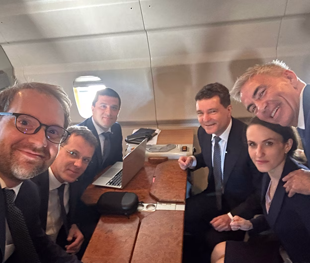Foto: Nicușor Dan a zburat în Germania cu un avion Spartan