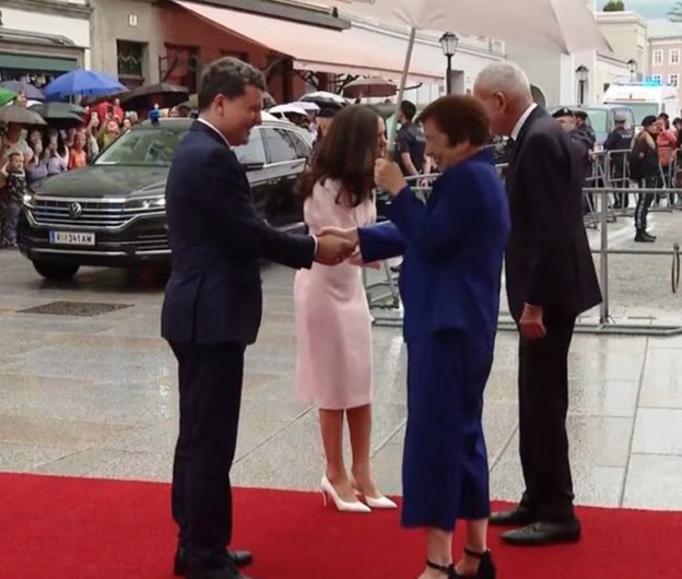 Prima vizită oficială cu familia. Nicușor Dan, primit cu onoruri în Austria