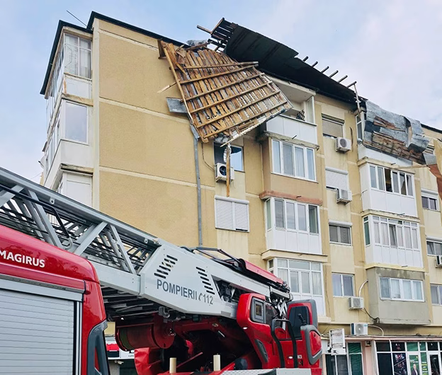 Furtună devastatoare: o persoană a murit, pagube în 60 de localități și haos în transporturi