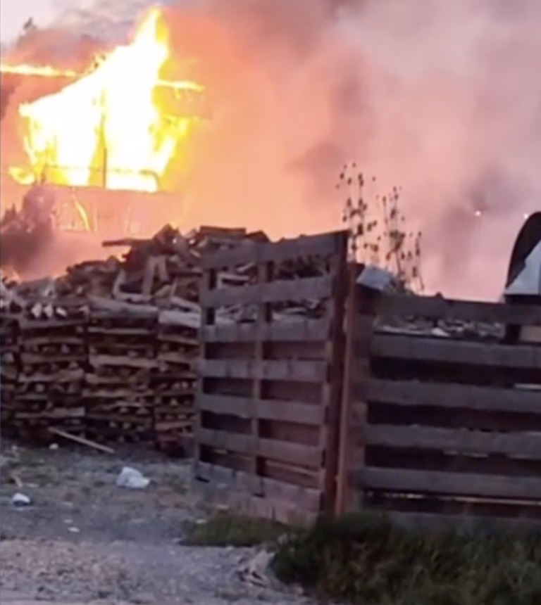 Incendiu de proporții la Râșnov: flăcările au mistuit o pensiune turistică și un grajd