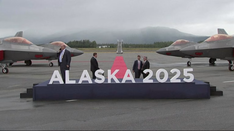 Trump a aterizat în Alaska pentru întâlnirea cu Putin