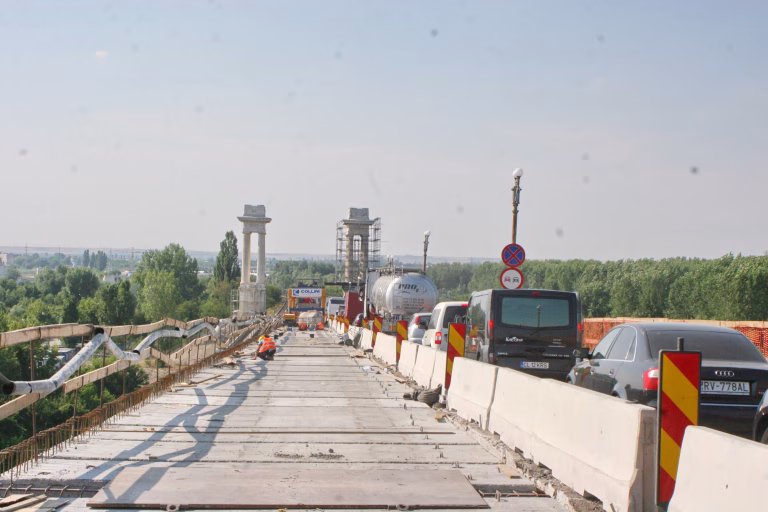 Aglomerație la ieșirea din țară prin Giurgiu-Ruse: autoritățile recomandă rute alternative