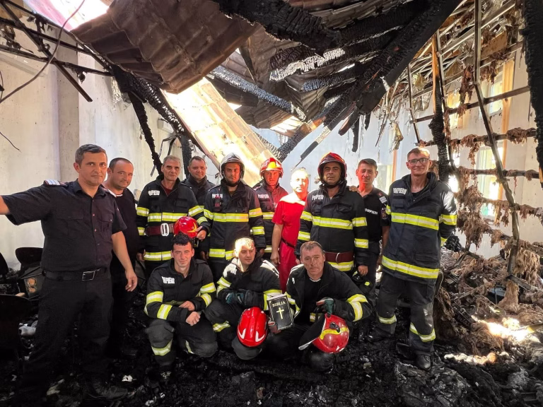 Biblie neatinsă de flăcări, descoperită de pompieri după un incendiu în Strehaia