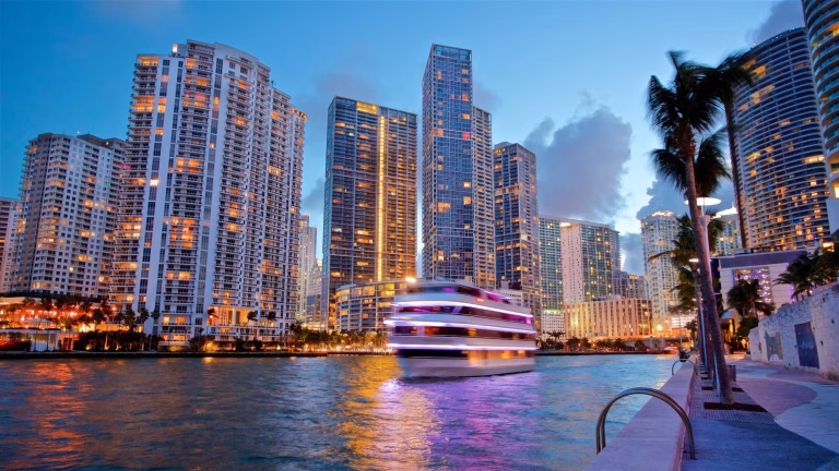 Sărăcia „se învață” la Miami: Angajați ai Primăriei Baia Mare trimiși la hotel de lux pe banii contribuabililor!