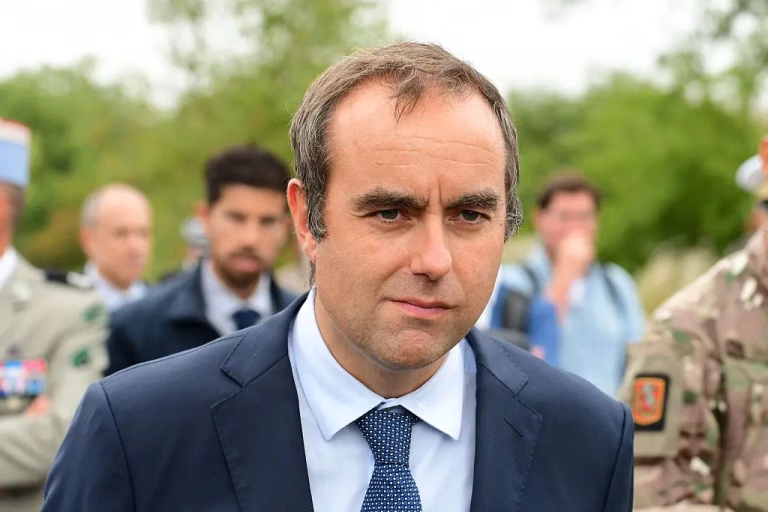 Lecornu retrage măsura privind zilele libere și caută sprijin la stânga