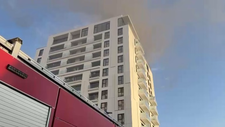 Incendiu la un apartament dintr-un bloc de 11 etaje în București