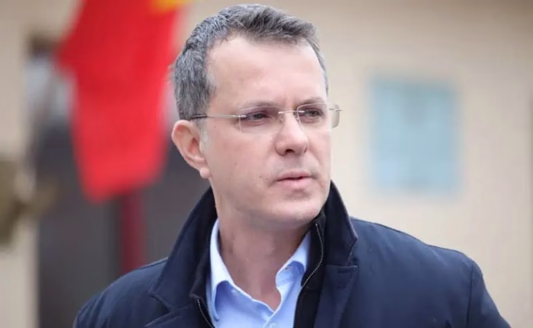 Moşteanu îşi publică diploma după scandalul studiilor