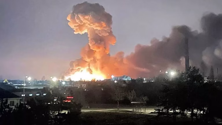 Ucraina denunță atacurile rusești în timp ce se caută soluții de pace