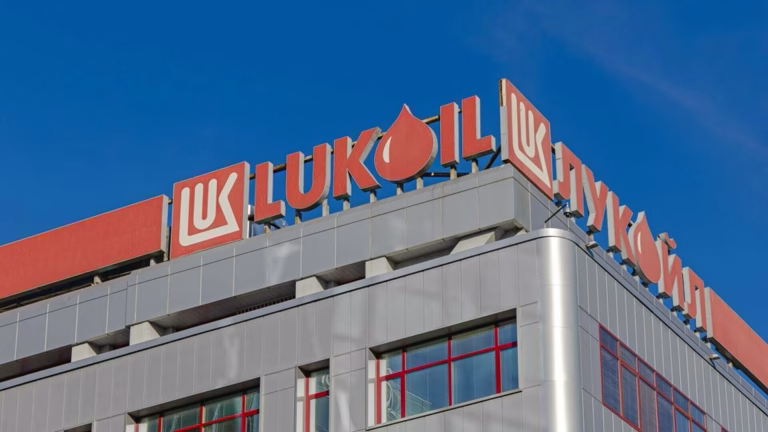 Fostul proprietar al Pornhub vrea să cumpere Lukoil