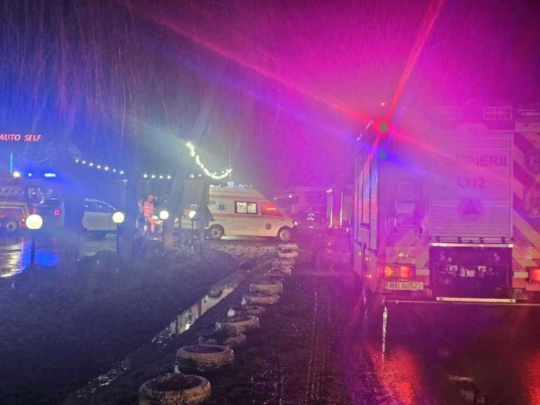 Accident rutier în Iași: TIR și două mașini implicate, patru persoane evaluate