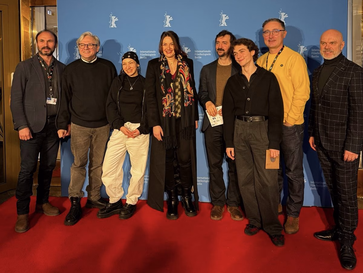 Echipa-alaturi-de-ICR-Berlin De capul nostru, noul lungmetraj semnat de Tudor Cristian Jurgiu, a avut premiera mondială în secțiunea Forum a Berlinalei
