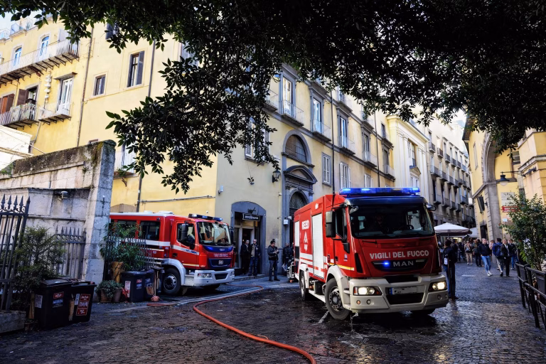 Incendiu devastator la Teatrul Sannazaro din Napoli: cupola a fost distrusă complet