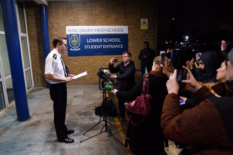 Doi elevi înjunghiați la Kingsbury High School: un suspect arestat