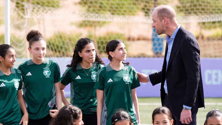 Prințul William interacționează cu tinere fotbaliste saudite în timpul vizitei sale