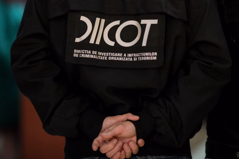 Fete minore exploatate sexual: cinci persoane reținute pentru trafic de persoane