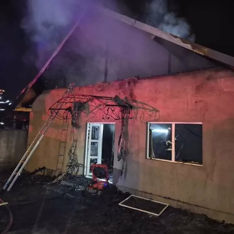Incendiu devastator în Palazu Mare: O casă a ars pe 300 de metri pătrați