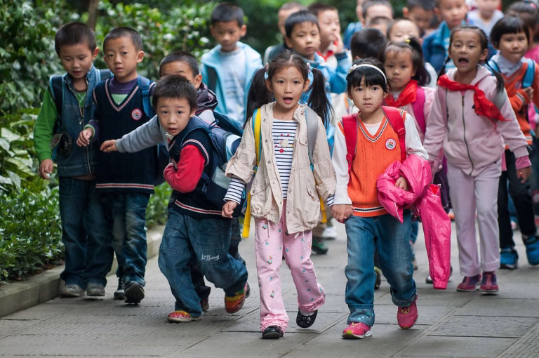 China se confruntă cu o scădere alarmantă a natalității și explorează soluții tehnologice