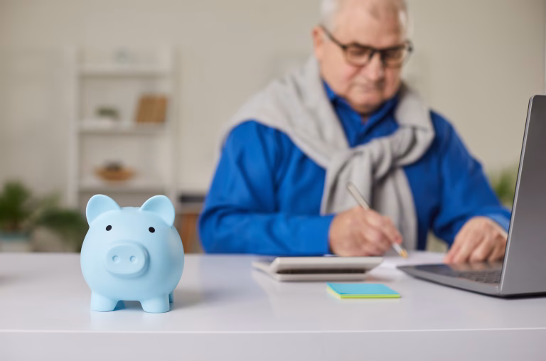 Cumulul pensiei cu salariul la stat, reglementat printr-un nou model propus de Guvern