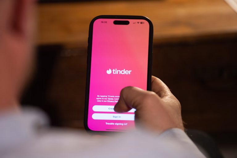 Tinder devine platformă de recrutare: Oamenii caută locuri de muncă pe aplicațiile de dating