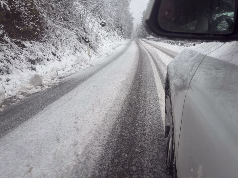 Mii de pompieri mobilizați pentru a face față vremii severe în 9 județe