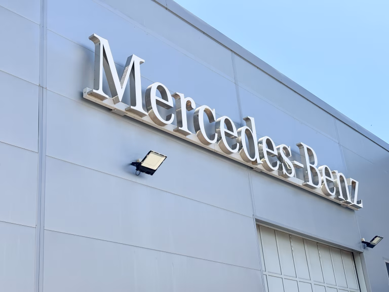 Grupul Mercedes-Benz anunță pierderi semnificative din cauza tarifelor comerciale