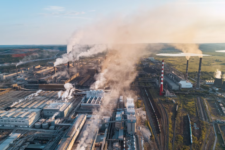 Ce strategii a adoptat România pentru a reduce poluarea și a crește economia?