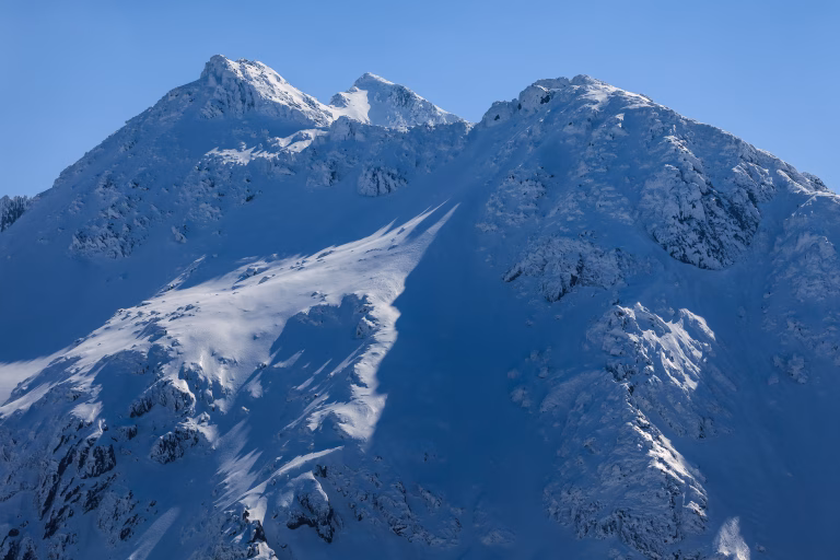 Risc crescut de avalanșă în Munții Făgăraș și Bucegi, la altitudini mari