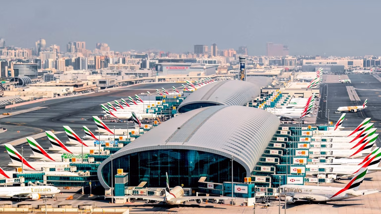 Atac cu dronă la aeroportul din Dubai: Pasagerii evacuați în siguranță