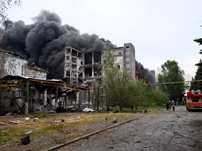 Doliu în Harkov după atacul cu rachete asupra unui bloc de locuințe, 7 morți, inclusiv 2 copii