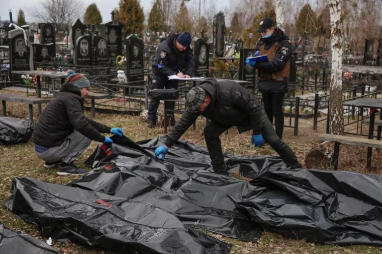 CICR facilitează schimbul a circa 1.000 de cadavre pe lună între Kiev și Moscova