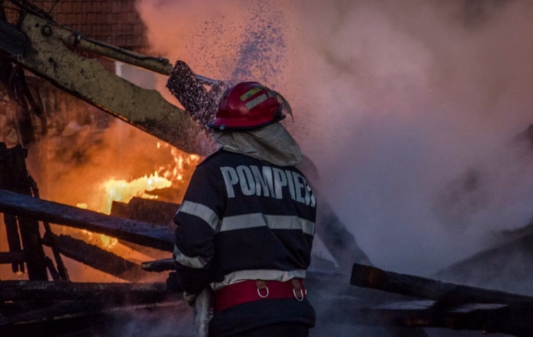 Incendiu devastator în Maramureș, pompierii intervin pentru stingere