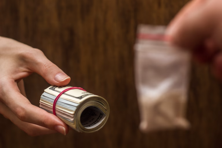 Tânără prinsă în flagrant cu un colet din Spania în care erau aproape 10 kg de cannabis