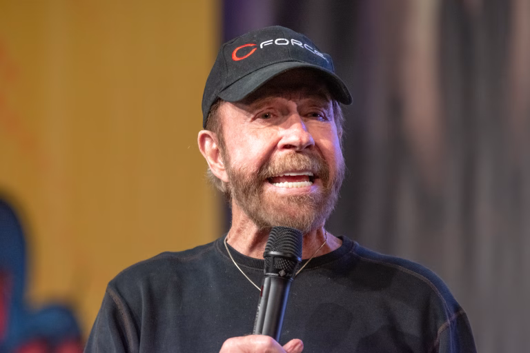 Chuck Norris, internat de urgență în Kauai; starea sa este bună