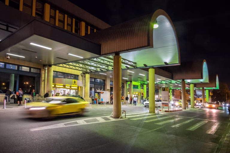 Noi reguli pentru transportul lichidelor în bagajele de mână pe aeroporturile din București