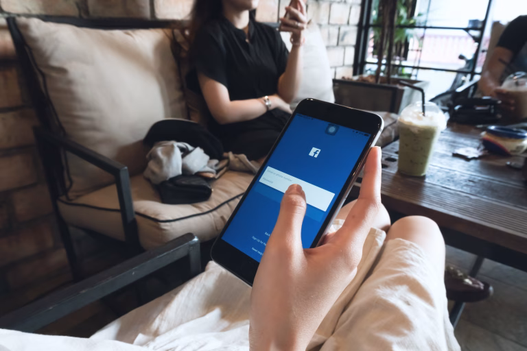 Meta oferă plăți lunare garantate creatorilor care vin pe Facebook