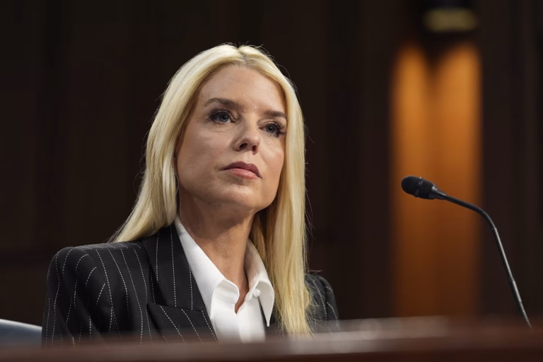 Trump a discutat despre demiterea procurorului general Pam Bondi