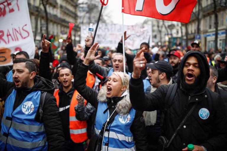 Mii de oameni protestează împotriva rasismului lângă Paris, la apelul primarului