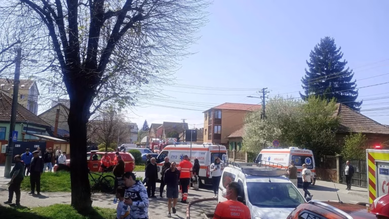 Incendiu în Sibiu: Trei femei la spital, 26 de locatari evacuați