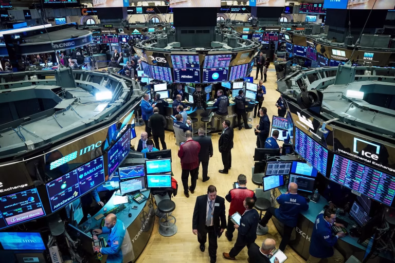 Traderii au câștigat milioane parind pe deciziile lui Trump înainte de anunțuri oficiale