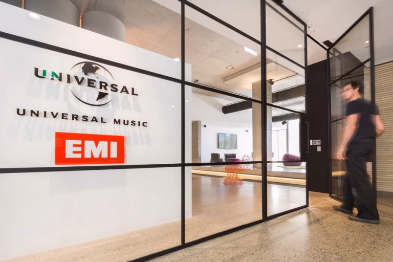 Universal Music Group vinde jumătate din participația la Spotify pentru consolidarea financiară
